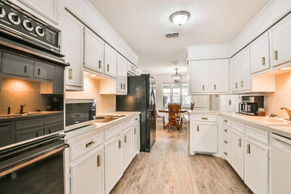 Hot Tub, Privacy, Sleeps 11 & Tons Of Space! Lubbock Luaran gambar