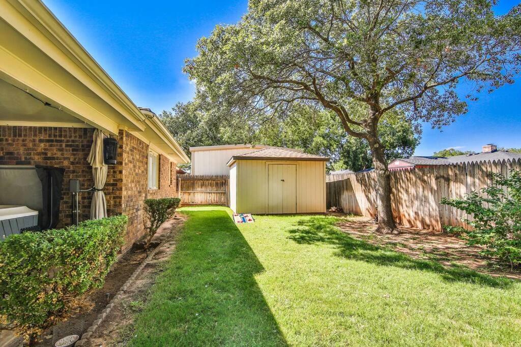 Hot Tub, Privacy, Sleeps 11 & Tons Of Space! Lubbock Luaran gambar