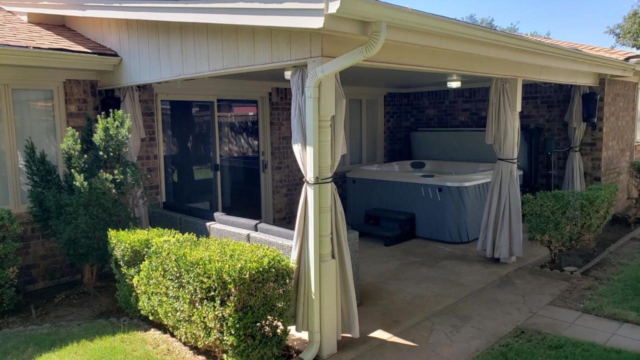 Hot Tub, Privacy, Sleeps 11 & Tons Of Space! Lubbock Luaran gambar