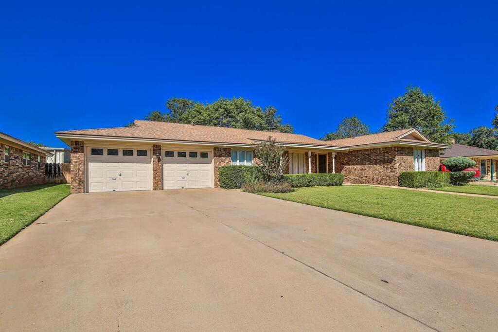 Hot Tub, Privacy, Sleeps 11 & Tons Of Space! Lubbock Luaran gambar