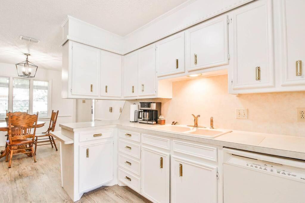 Hot Tub, Privacy, Sleeps 11 & Tons Of Space! Lubbock Luaran gambar