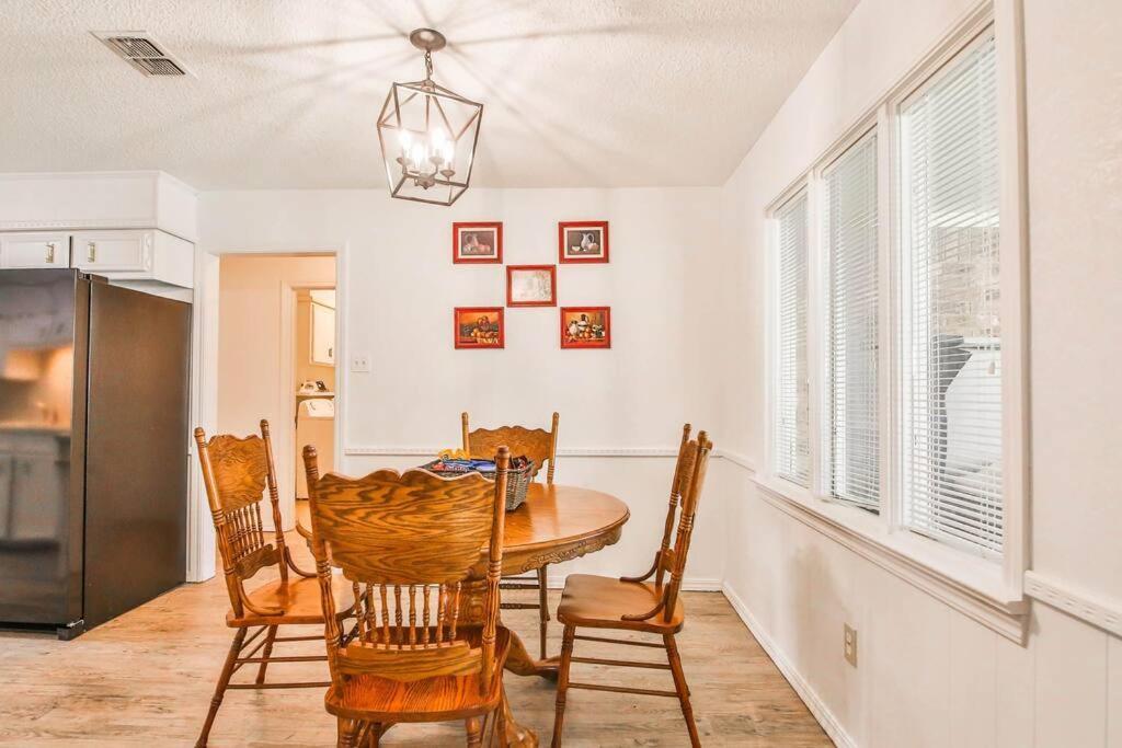 Hot Tub, Privacy, Sleeps 11 & Tons Of Space! Lubbock Luaran gambar